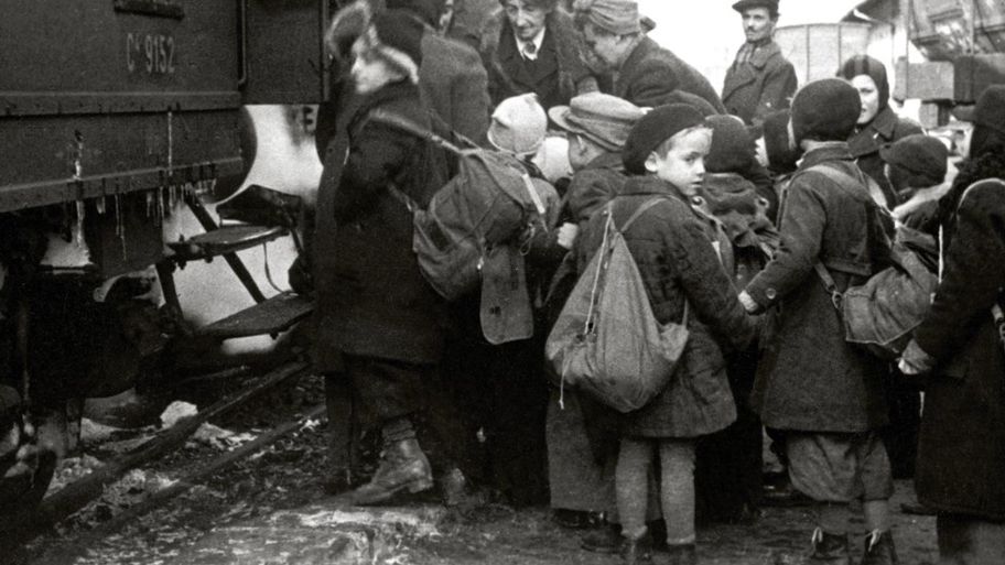 Children waiting to board the Kindertransport